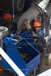Image du Maroc Professionnelle de  Des ouvriers de STROC s'activent à faire fonctionner de la plus grande Laverie de phosphate pour l'OCP à Khouribga, Jeudi 8 Juillet 2010. STROC Industrie est une société marocaine qui exerce son métier dans le domaine de l’ingénierie d’exécution pour les industries de procédé, les réalisations à son actif l’ont conduit à développer une expertise et un savoir-faire fort dans la construction ainsi que dans différents métiers afin d'offrir des solutions clé en main pour satisfaire au mieux ses clients. Parmi ces réalisations ont trouve : des unités de stockage et de traitement de produits liquides ou gazeux, installations de manutention et de traitement de produits en vrac ainsi que dans les domaines de Ingénierie Etudes, Génie Civil, Chaudronnerie, Structure Métallique, Tuyauterie, Montage, Maintenance, Bâtiments industriels, Logistiques, Tertiaires et Ouvrages d’Art. (Photo / Abdeljalil Bounhar)